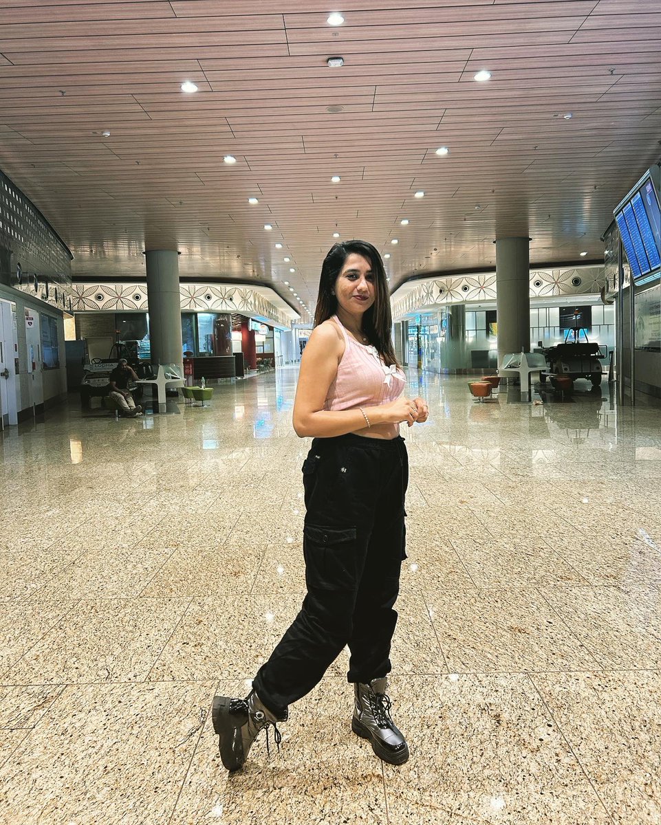 mrsindia2019's tweet photo. Kids call it swag, Men call it class 😉

#airportlook #mumbaiairport #mumbaiairportterminal2 #queenkp #mrsindia2019 #kiranpanjwani #mumbaidiaries #airportstyle #backlesstop #cargopants #classylook #swagger #bosslady #bossgirl #entrepreneur #femaleentrepreneur #fashion #trend https://t.co/PTheekADLT