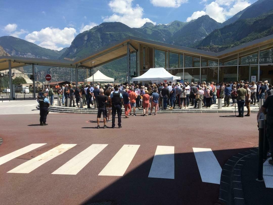 ContactIbanez's tweet image. Aujourd'hui les partisans du #lyonturin ridiculisés : leur "grande mobilisation" à une centaine dont la plupart était payé pour cela... en comptant la police @lessoulevements @amisdelaterre @FNEasso @EELV @attac_fr @Fede_SUD_Rail @gabrielamard Où est l'immense majorité ?