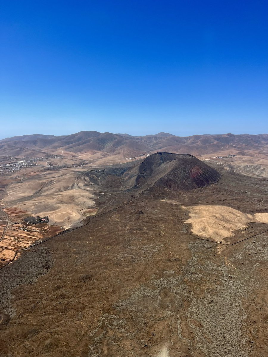 stani320's tweet photo. This reminds me of a chocolate volcano 🌋 🧁😁😋 This happens if someone’s flying hungry 🤤😂😂 #volcano #fuerteventura #chocolatevolcano #canaries #canarias #avgeek #aviation #flightdeckthursday #sky https://t.co/9BiXFTydhz