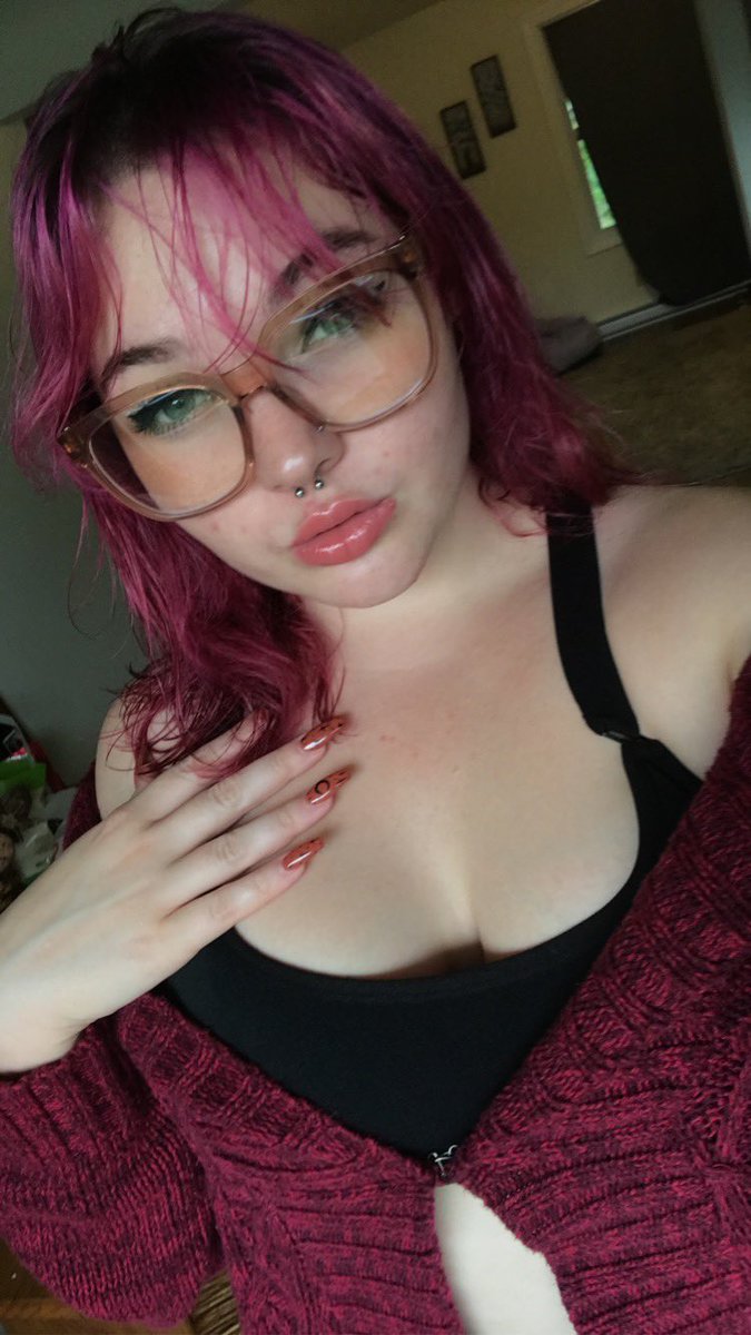 TheGoddess_V's tweet photo. Who wants to be my new pay pig https://t.co/AtUZEDfyPL