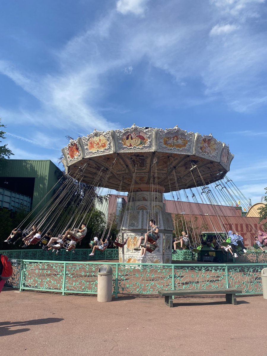 AmandP59's tweet photo. Sortie au Parc Astérix pour les élèves de TATMFC et quelques TMCVA du Lycée du pays de Conde. (@DirectionLpdc )
Du beau temps, de la bonne humeur, des étoiles pleins les yeux pour tous 🤩 et un invité surprise bleu  😁 . 
Une sortie réussie ! https://t.co/d8EZsckub0