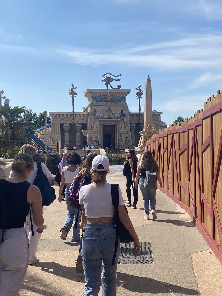 AmandP59's tweet photo. Sortie au Parc Astérix pour les élèves de TATMFC et quelques TMCVA du Lycée du pays de Conde. (@DirectionLpdc )
Du beau temps, de la bonne humeur, des étoiles pleins les yeux pour tous 🤩 et un invité surprise bleu  😁 . 
Une sortie réussie ! https://t.co/d8EZsckub0