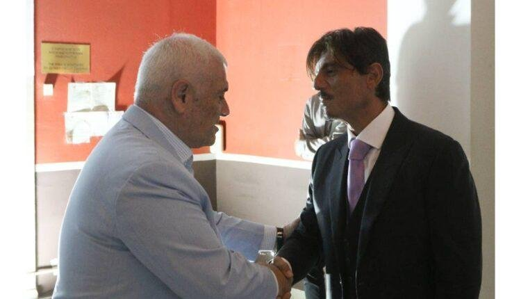 RedEmperor77's tweet photo. - Tι να κανω να γλυτωσω?
- Ριξε τον γενικο 
#OlympiacosBC #paobc https://t.co/HZW3tD07v4
