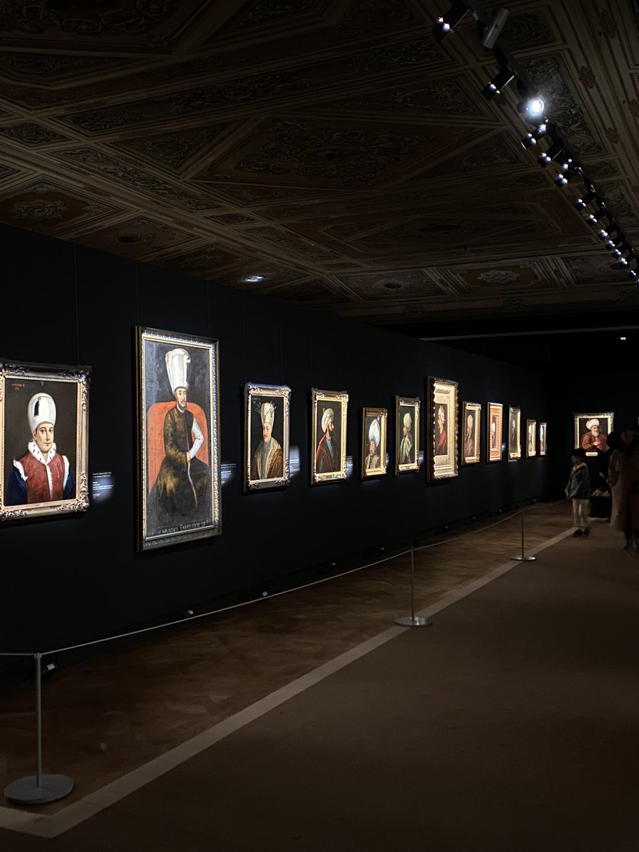 İstanbul Beşiktaş milli saraylar içinde bulunan dolma bahçe sarayı nın veliaht dairesinde 2014 yolumda açılan, içerisinde 19.yüzyıl Osmanlı padişahlarının aldığı veya ünlü sanatçılara yaptırdığı resimler bulunmaktadır. Giriş  öğrenci bileti 35 tl dir .