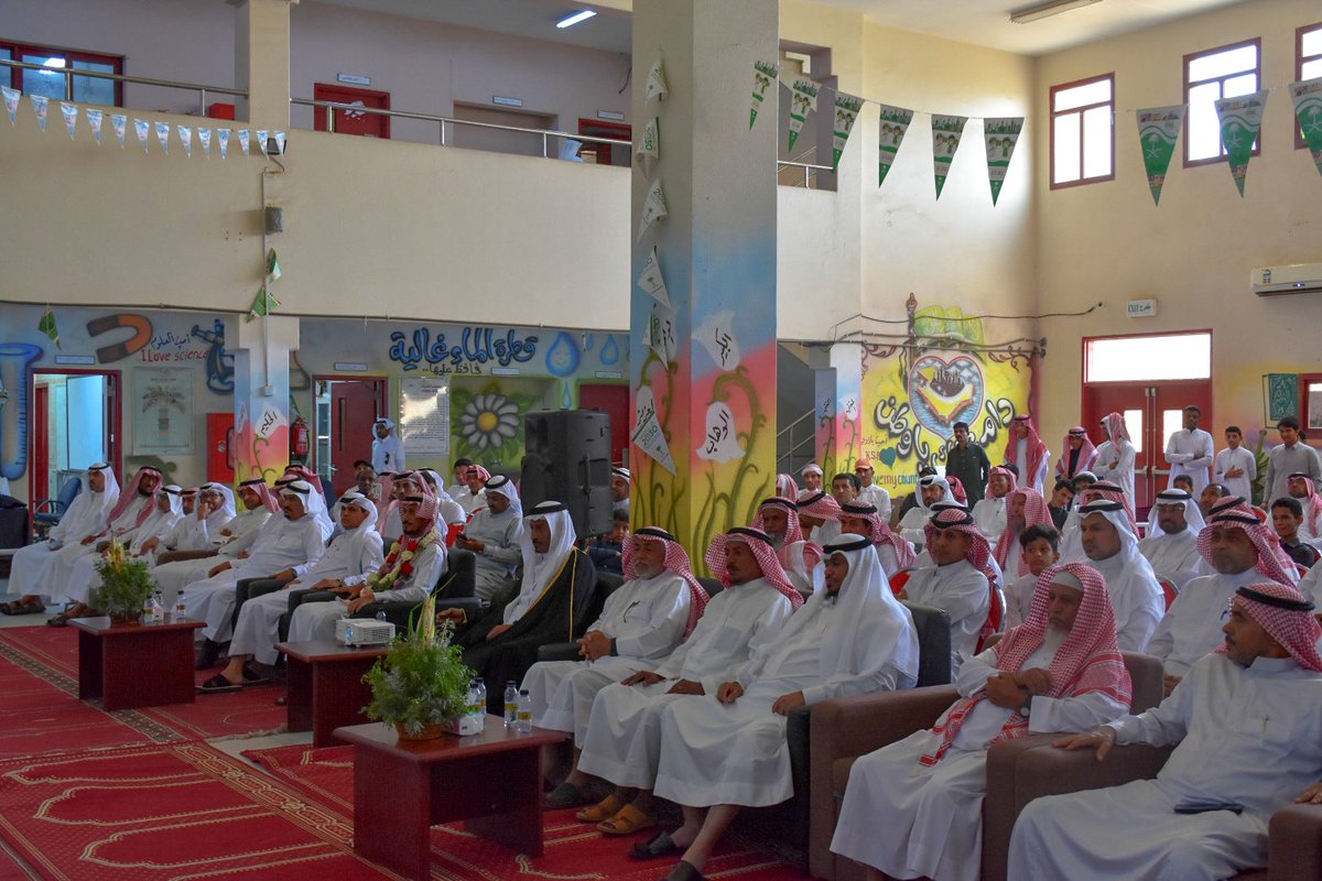 alez_center's tweet photo. لقطات لحفل تقاعد الأستاذ إبراهيم علي جرادي عسيري أحد أعيان ووجهاء قرية العز، ألف مبروك ونتمنى له كل التوفيق في قادم الأيام. https://t.co/ZTBB4AYi6p