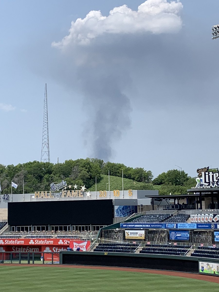 edchiu86's tweet photo. @EmilyRittman @KCTV5 Guessing this is what the smoke was that I saw earlier. https://t.co/ZDcuFXXm5X