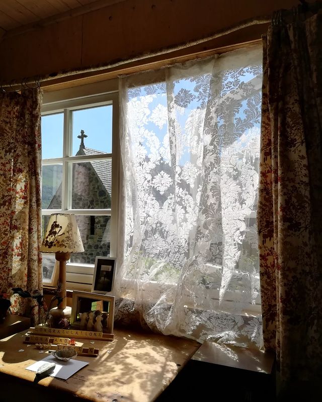 StMarysSpace's tweet photo. Midge proofed the cabin for beautiful wedding couple this weekend, just in case. Soaring heat has kept the midges away but can't take any chances &amp; have the gorgeous couple being attacked before their special day!!
Adore shadows the vintage net has created.
#cabin #Scotland https://t.co/wqLBpqkJTZ
