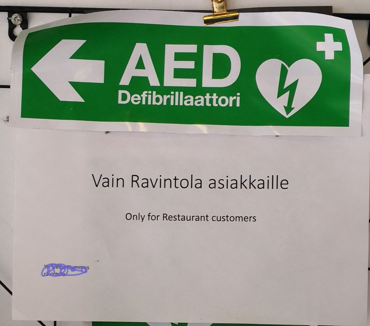 "No otan sitten pienen kahvin, mutta mun pitää oikeesti saada deffa nyt"