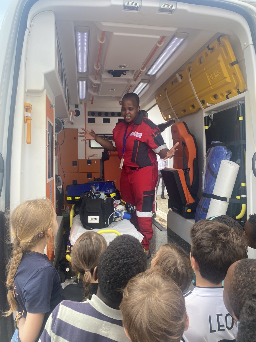LFACCRA's tweet photo. Cette semaine les élèves de primaire ont découvert les secrets d’une #ambulance 🚑 🤩
#aefe #lyceefrancais #education #Enseignement #accra https://t.co/KqFtVum7tj