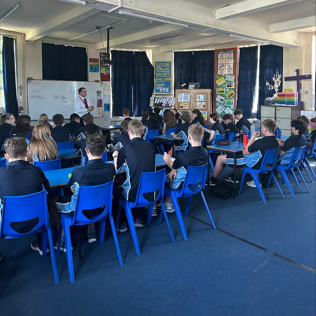 HolyCrossBury's tweet image. Many thanks to Year 9 students from St.Gabriel’s for taking part in this week’s Theology, Philosophy and Ethics workshop. Students tackled the Trolley Problem posed by Philippa Foot: youtube.com/watch?v=bOpf6K…
Who would you save?