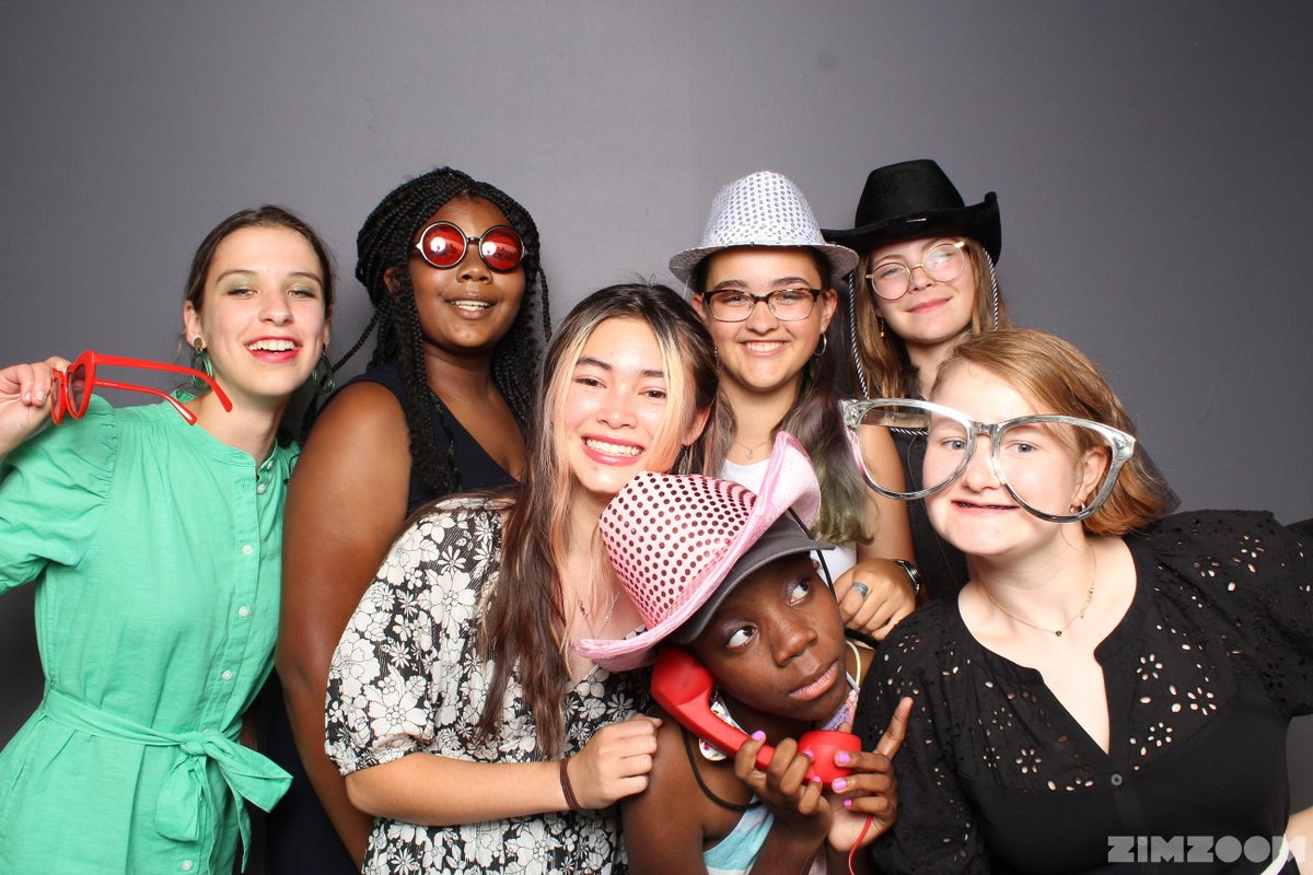 DukeSchool1's tweet photo. More fun memories from the graduation!😃
Special thanks to our awesome ZimZoom Photobooth 

#OnlyAtDS #DukeSchool #Durham https://t.co/smGaAmpdSs