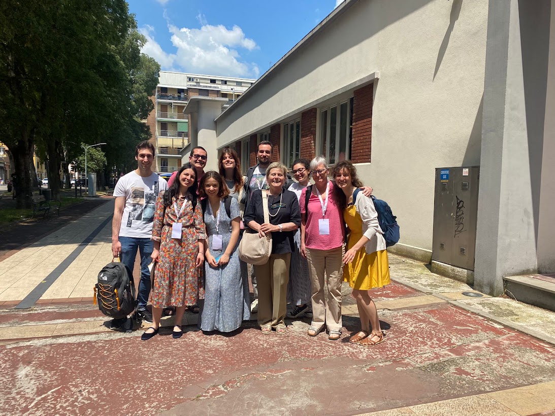 Ecco la prof.ssa Bondi, direttrice della Summer School in Digital Humanities and Digital Communication, insieme ad alcuni dei dottorandi e dottorande che stanno partecipando alla Summer School 2023 del Programma di Dottorato in Human Sciences dell'UNIMORE.