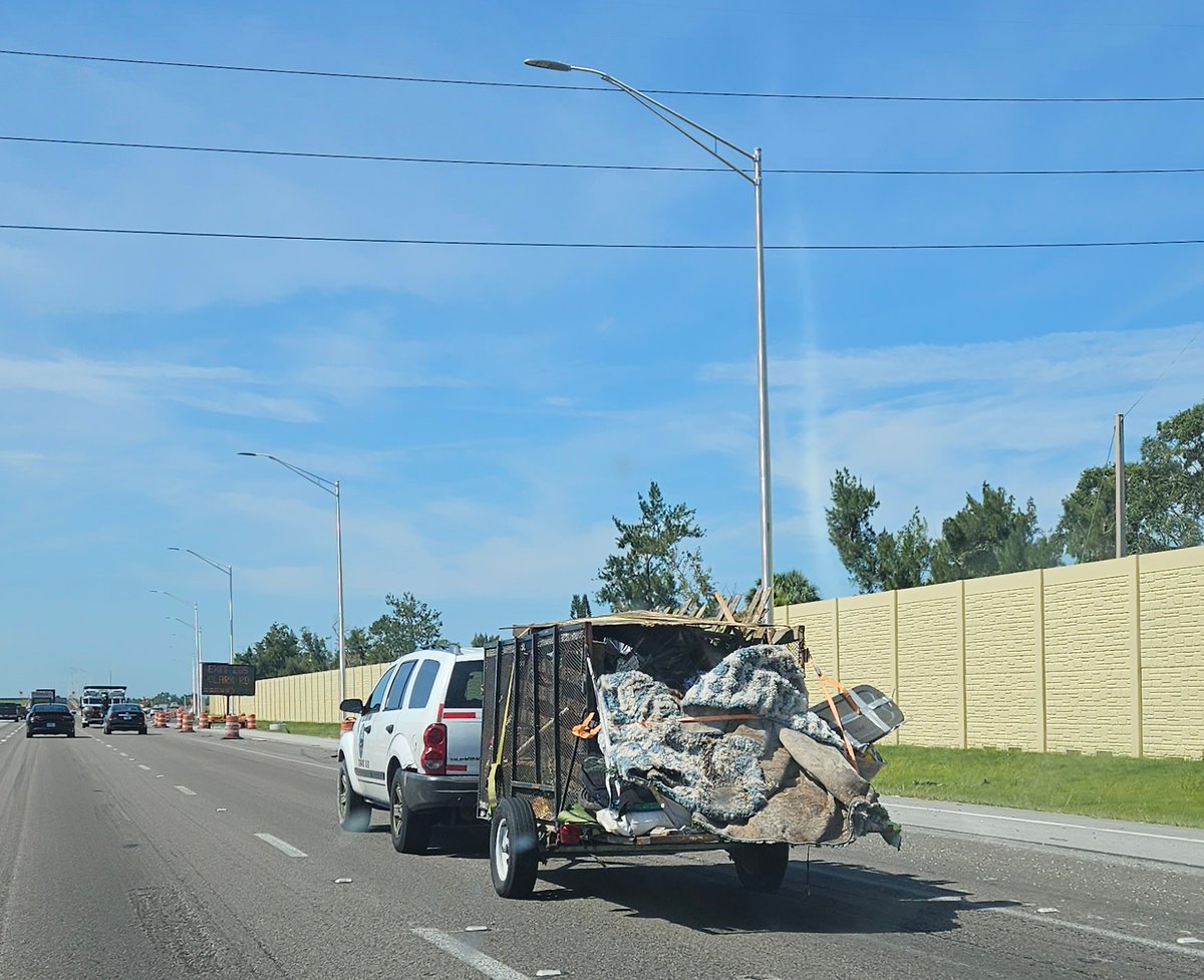 buddy_hollys's tweet image. Watch out for this guy on I75 South! His #worldlypossessions have been flying off the back of his trailer since #beeridge!  @SarasotaSheriff