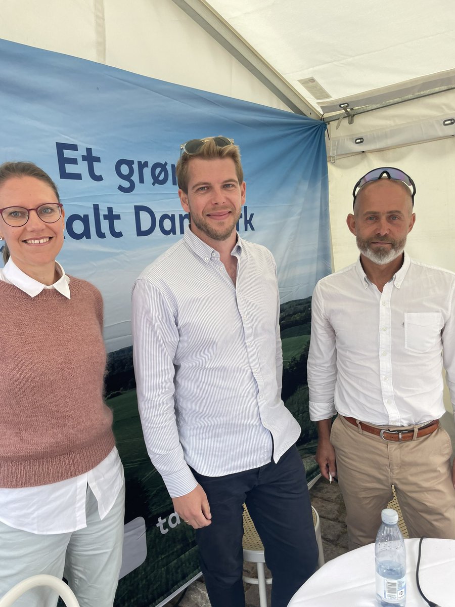 di_digital_'s tweet image. Teknologi kan hjælpe os med at påvise #bias, vi ikke selv er opmærksomme på - vi skal huske, at #teknologien ikke i sig selv er biased, men den får det input, som vi giver den. Tak for en god debat! @Perbbr @maikenlolck #dkbiz #fmdk @AndreasEspersen