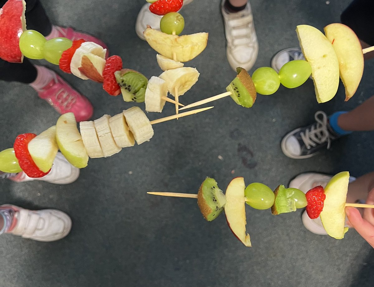 P3 enjoyed learning about the eat well guide and making/eating fruit kebabs today. We learnt 1/3 of the class tried a new fruit for the first time 😃👏🏽. Lots of  them noticed they felt healthy and energetic after having them 🤸🏼‍♂️🏋🏽 <a href="/SimpsonPrimary/">Simpson Primary</a>