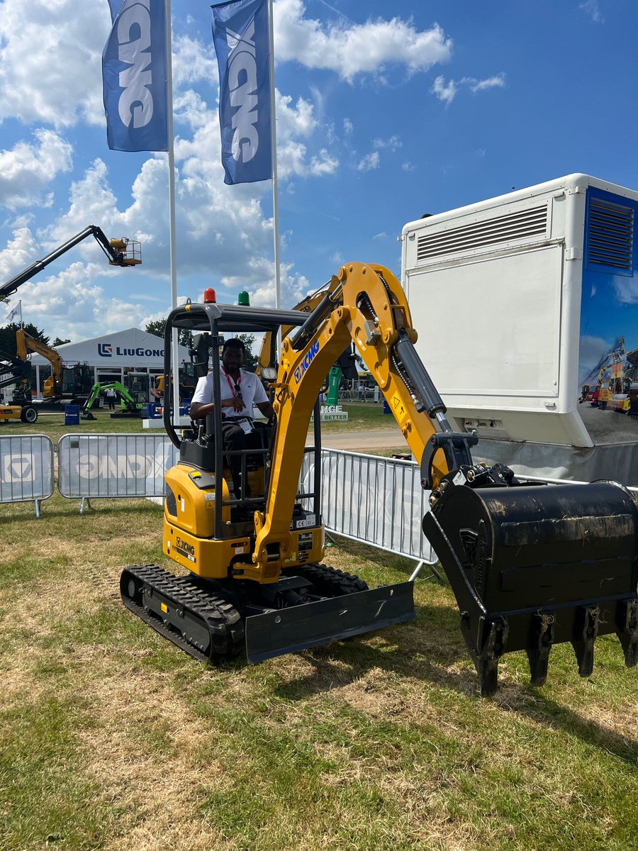 We’re at Plantworx today and our City and West Depot General Manager, Noel is trying out the XCMG Excavator digger! Seems to be a great fit ✅ #Plantworx #Plantworx2023 #Constructiontechnology #ToolHire #TheHireman #TheHiremanLondon #ToolHireLondon #plantworx2023