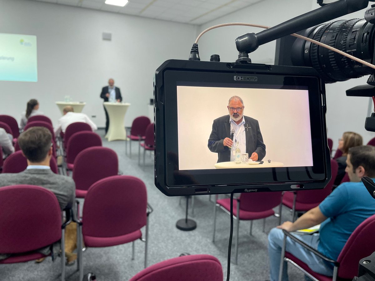 bbsr_bund's tweet photo. Transformation braucht Gestaltungsmittel, das heißt auch eine solide finanzielle Ausstattung der Kommunen - für gleichwertige Lebensverhältnisse. BBSR-Leiter Dr. Markus Eltges bei der Themenarena Finanzierung auf dem Bundeskongress #TagderRegionen. https://t.co/z1Wxo6J3QR