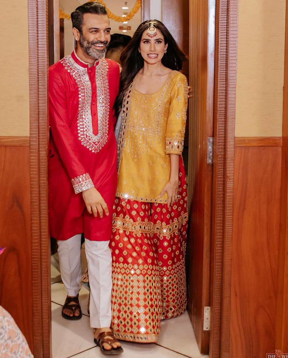 Actress @SonnalliSeygall looks alluring in her Mehndi Celebration Pics!!

#indianbride #indianwedding #SonnalliSeygall #pyaarkapunchnama #pyaarkapunchnama2 #kartikaaryan #sunnysingh #nushratbharucha #bridetobe #newlyweds #bridestory #weddinginspiration #bollywood #bollywoodstyle