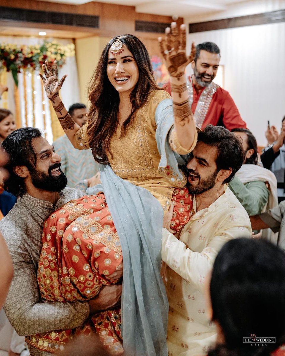 Actress @SonnalliSeygall looks alluring in her Mehndi Celebration Pics!!

#indianbride #indianwedding #SonnalliSeygall #pyaarkapunchnama #pyaarkapunchnama2 #kartikaaryan #sunnysingh #nushratbharucha #bridetobe #newlyweds #bridestory #weddinginspiration #bollywood #bollywoodstyle