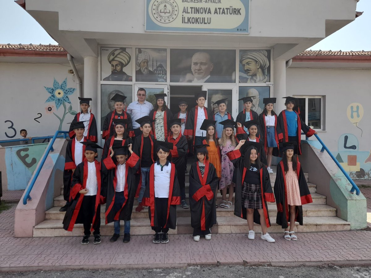 Yoğun gunumuzden geriye kalan kareler. 👇👇👇
4. Sinif ogrencilerimize veda etkinlikleri duzenledik. Ustun Basari Belgesi alan ogretmenlerimize belgelerini takdim ettik. Tum ogrencilerimize ve ogretmenlerimize sene sonu etkinlikleri kapsaminda Mangal Partisiyle veda ettik.