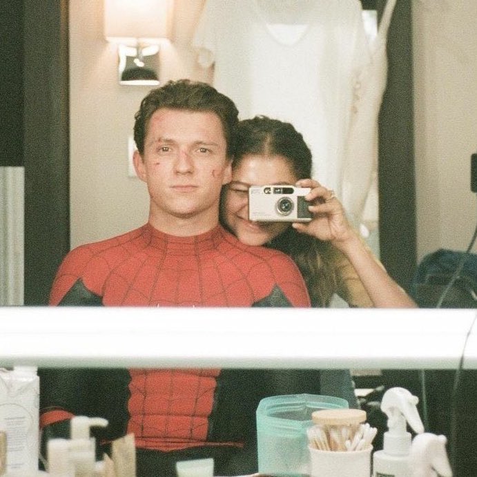 GossipRoomOff's tweet photo. 🚨 Tom Holland a révélé que sa petite-amie Zendaya, était la célébrité sur laquelle il a eu son premier crush étant enfant ! Il s'est ensuite exprimé sur leur couple : 

"Je suis heureux et amoureux. Notre relation est quelque chose que nous protégeons et que nous voulons garder aussi sacrée que possible. On se sent redevable envers personne, c'est notre truc et ça n'a rien à voir avec nos carrières." ❤️‍🔥 (via BuzzFeed)