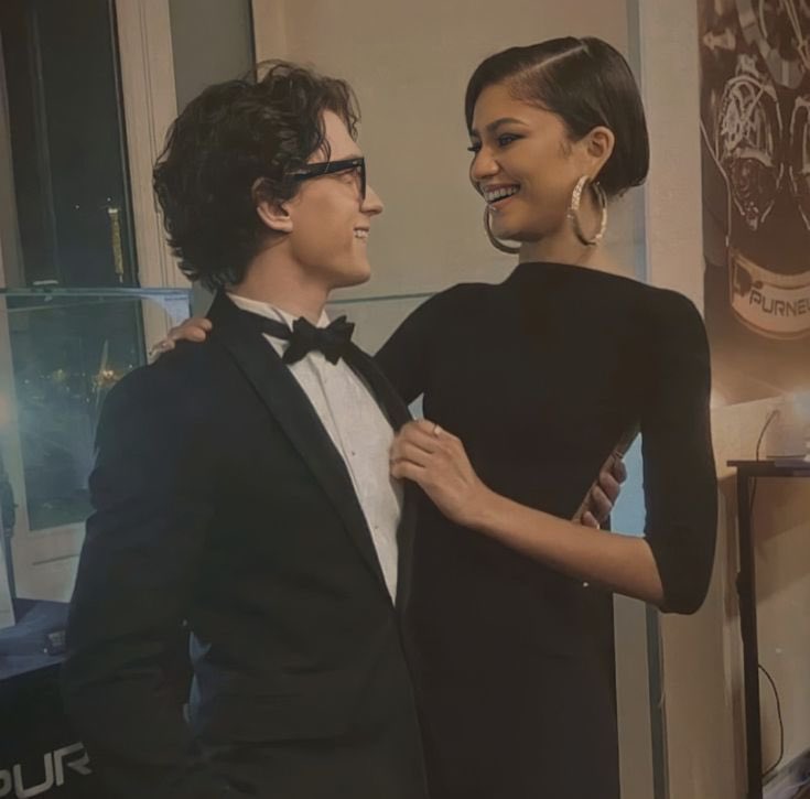 GossipRoomOff's tweet photo. 🚨 Tom Holland a révélé que sa petite-amie Zendaya, était la célébrité sur laquelle il a eu son premier crush étant enfant ! Il s'est ensuite exprimé sur leur couple : 

"Je suis heureux et amoureux. Notre relation est quelque chose que nous protégeons et que nous voulons garder aussi sacrée que possible. On se sent redevable envers personne, c'est notre truc et ça n'a rien à voir avec nos carrières." ❤️‍🔥 (via BuzzFeed)