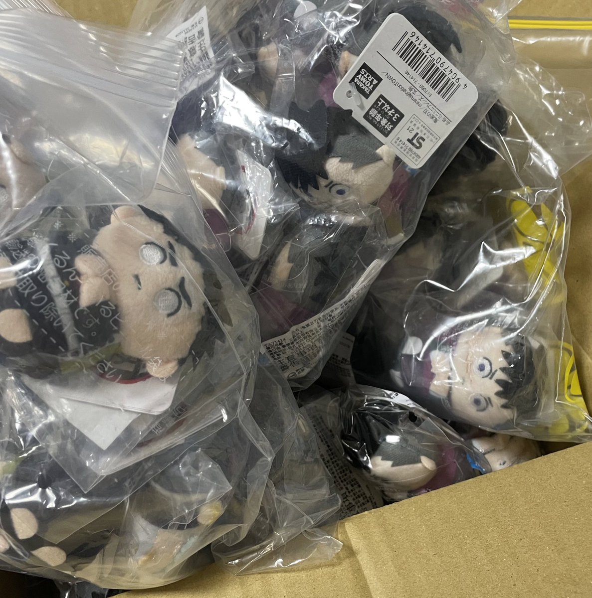 dosukoi_tanu's tweet photo. ミニフレ100個近く届いたのでとりあえず袋でキャラごとに仕分けしました😇

玄弥くんはたまーに再販くるけど天元様と実弥さんだけ全然再販されなくてほんと見つからない😵‍💫

また近いうち発注かけるので一緒に頼んで欲しいのとかあったら声掛けてくださいませ～🙆‍♀️ https://t.co/EQ25vM7AvP