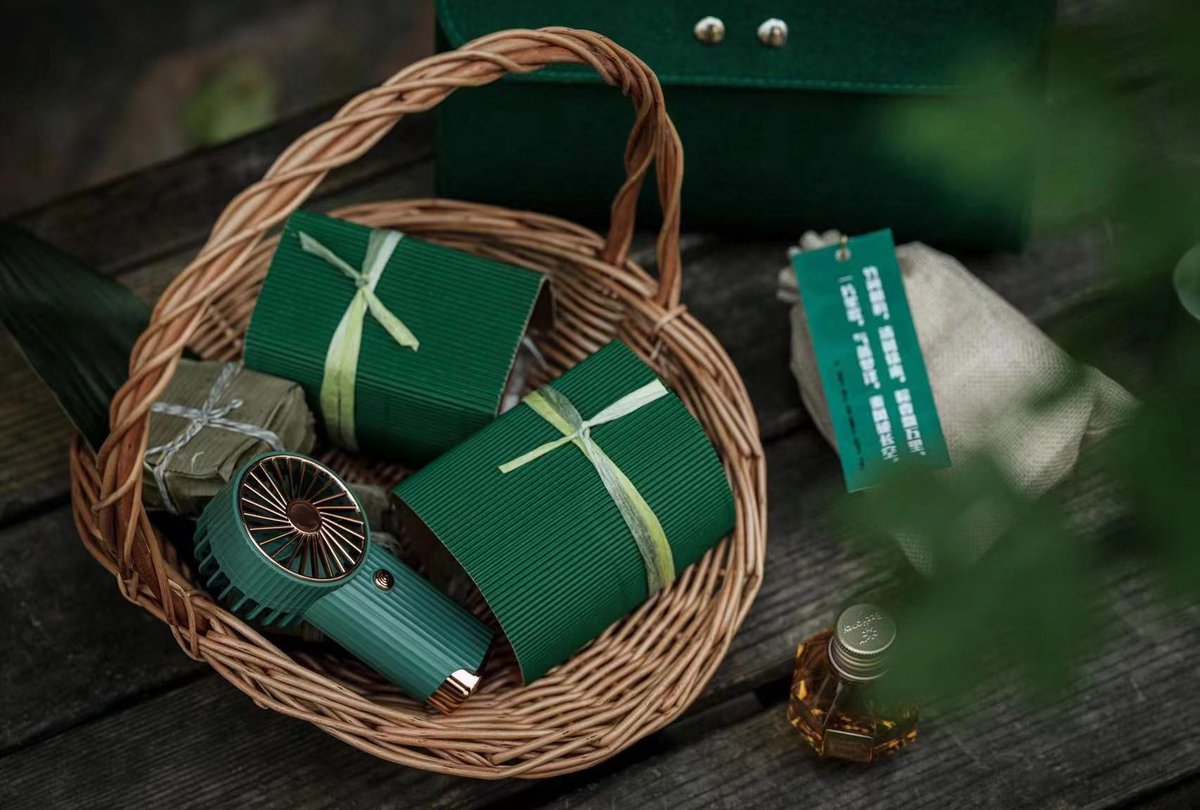 端午节来啦！
尤可可✖ApeX

ApeX粽子杯交易大赛礼盒一个🎁

1⃣️关注<a href="/ApeXProtocolCN/">ApeX Protocol 中文频道</a> <a href="/dorizhu1201/">Dori柚子</a> <a href="/isadora288881/">尤可欣Isadora</a> 
2⃣️转发评论Tag三个好友

另外给交易粉丝争取了特殊福利，参与尤可可&amp;ApeX Pro定制的粽子杯交易大赛，赢取8888奖金池！早鸟报名有$10ARB空投！链接：affiliates.pro.apex.exchange/b/mvptrade