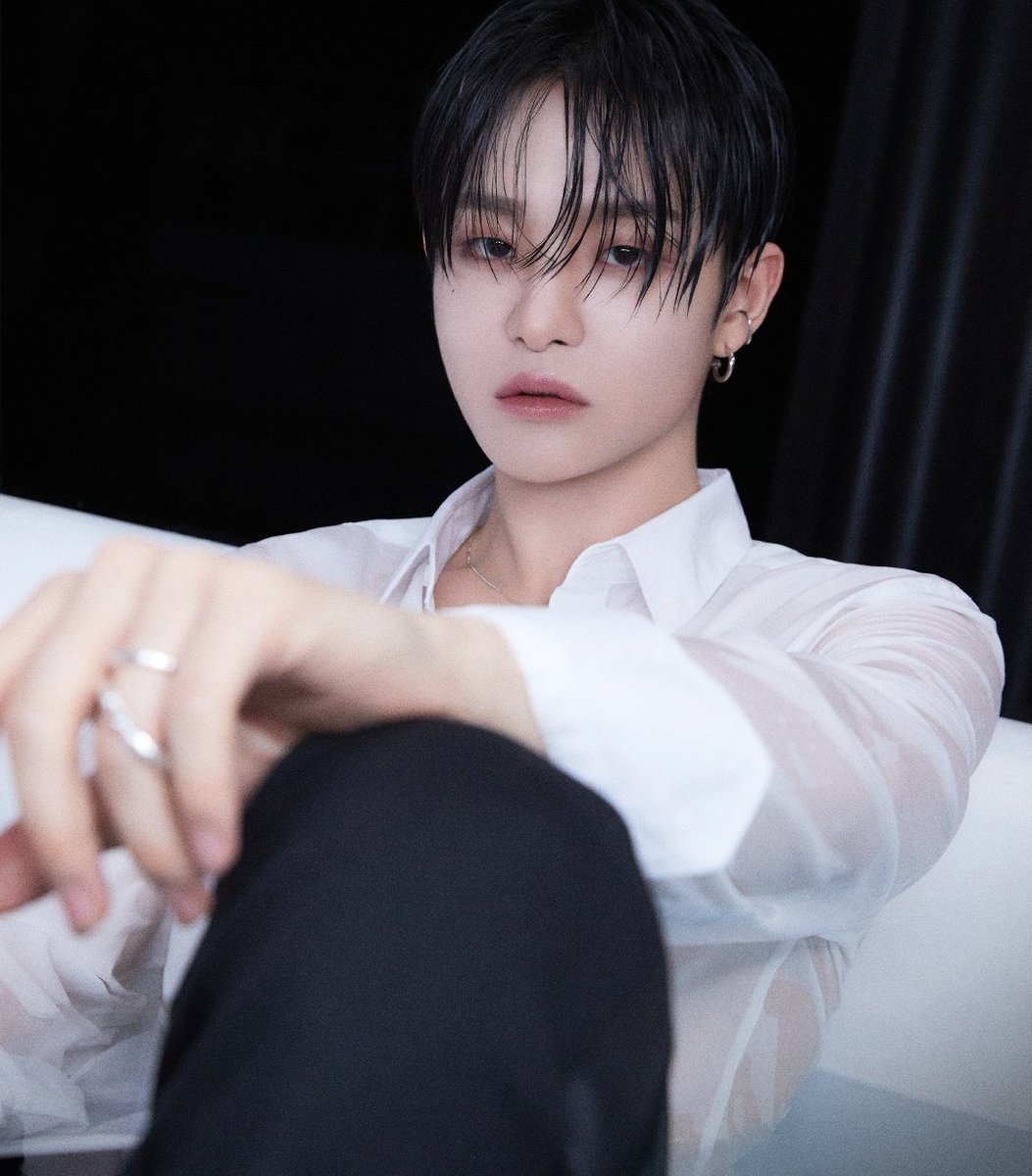 rnbexos's tweet photo. HE'S SO HOT WAIT HOLD ON https://t.co/m13AYcUVvn