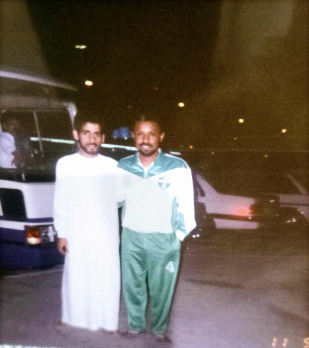 صوره تجمعني مع الكابتن محمد قاسم الله يرحمه لاعب النادي الأهلي بالصاله الخضراء لعام 1991بعد إنهاء مباراتهم مع نادي المحيط الشقيق للدوري الممتاز لكرة الطائرة
