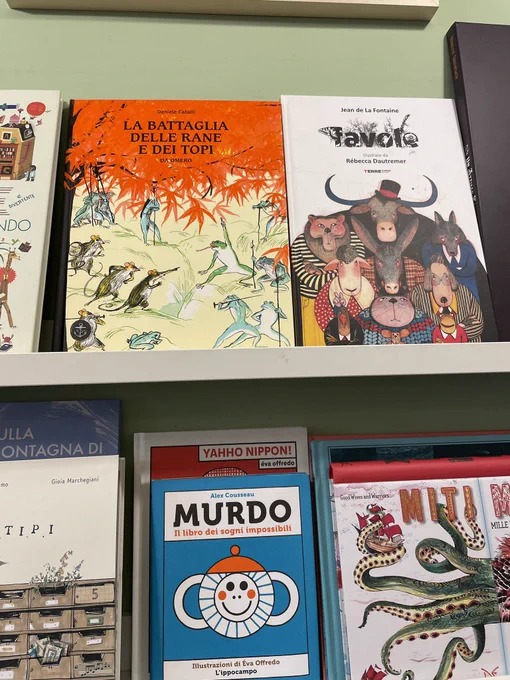 イタリア、どの街にも大抵ある小さな本屋さんが素敵すぎて、立ち寄ると必ず何か買ってしまい荷物がヤバい。シラクーザのZARATAN書店でも「カエルとネズミの戦い」という本に一目惚れして購入。明らかに鳥獣戯画を意識してそうなカエルとネズミの争いを、穴で奥行きを表現しつつ描く仕掛け絵本。最高〜
