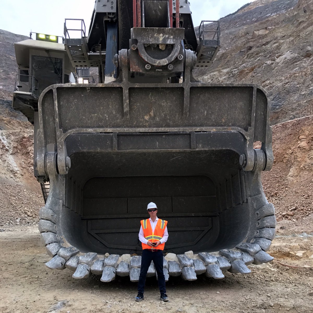 That’s me in the hard hat, in front of the bucket of a terrifyingly enormous digger. What you can’t really tell from the picture is that my head was spinning. I’d just had one of those moments that change your life forever. It would set me off on a journey around the world…🧵