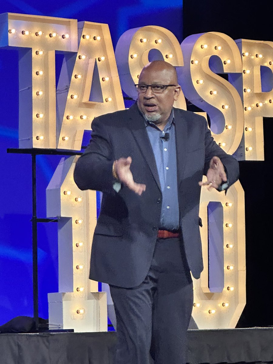 educatortamrat's tweet photo. Started the morning with @PrincipalKafele at @TASSP1.
Meet kids where they are…as they are. https://t.co/8ib6e5vwLR