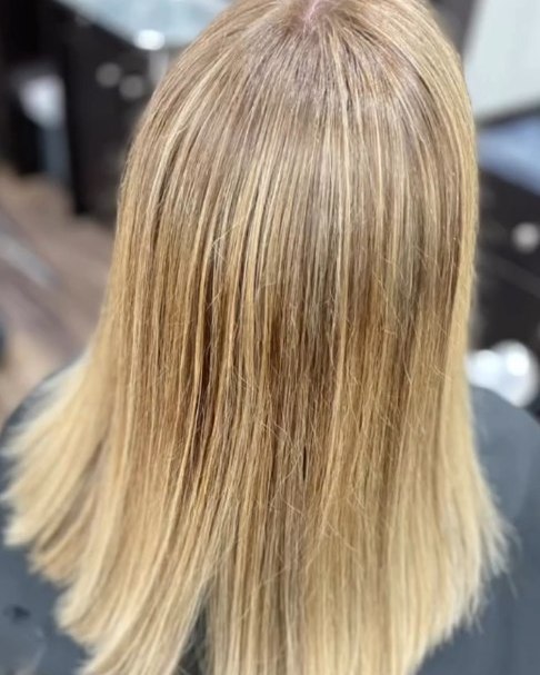 Look at this gorgeous neutral blonde balayage done by Stylist Whitney. Perfect for summer📷
#reflectionssalon #reflectionsomaha #glowgetemgirl #blondebalayage #balayage #summerhair