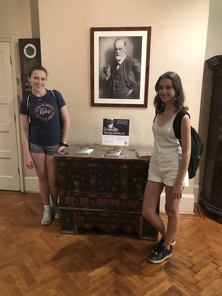QCL_STEM's tweet image. Thank you to the staff at the @FreudMusLondon for such a great visit and an engaging talk on schizophrenia. Our students had a great time!