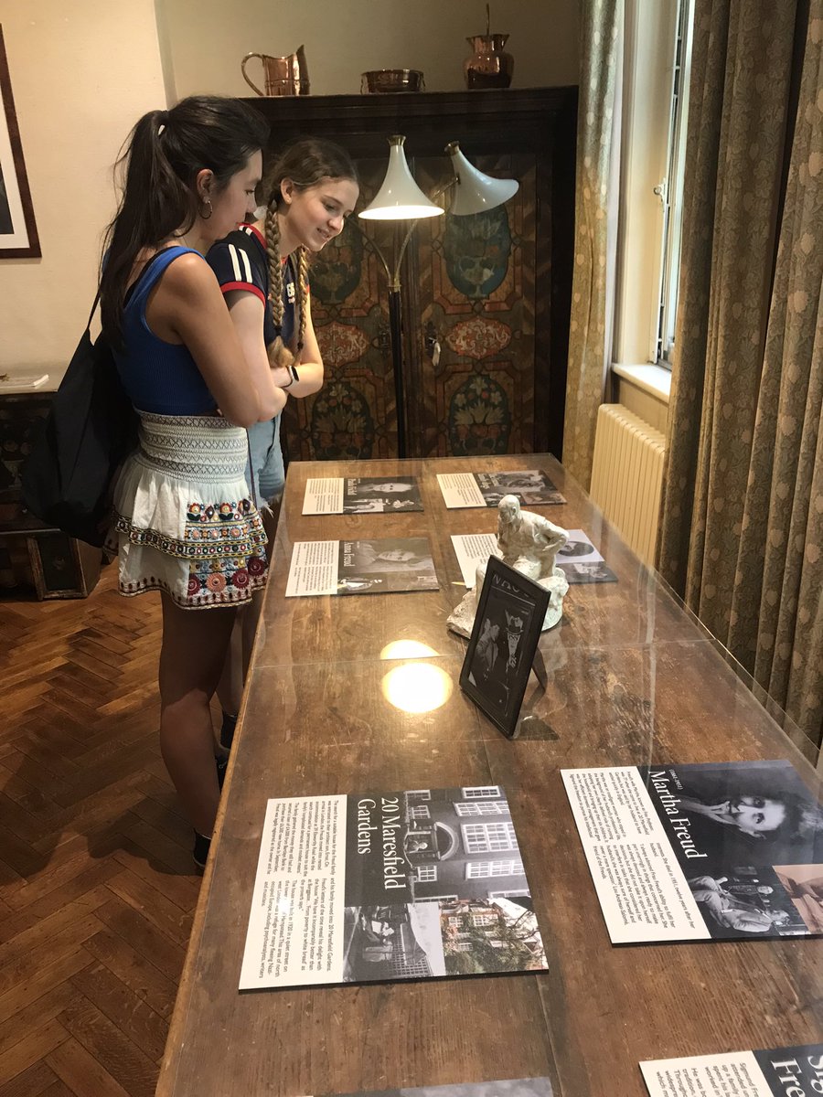 QCL_STEM's tweet image. Thank you to the staff at the @FreudMusLondon for such a great visit and an engaging talk on schizophrenia. Our students had a great time!