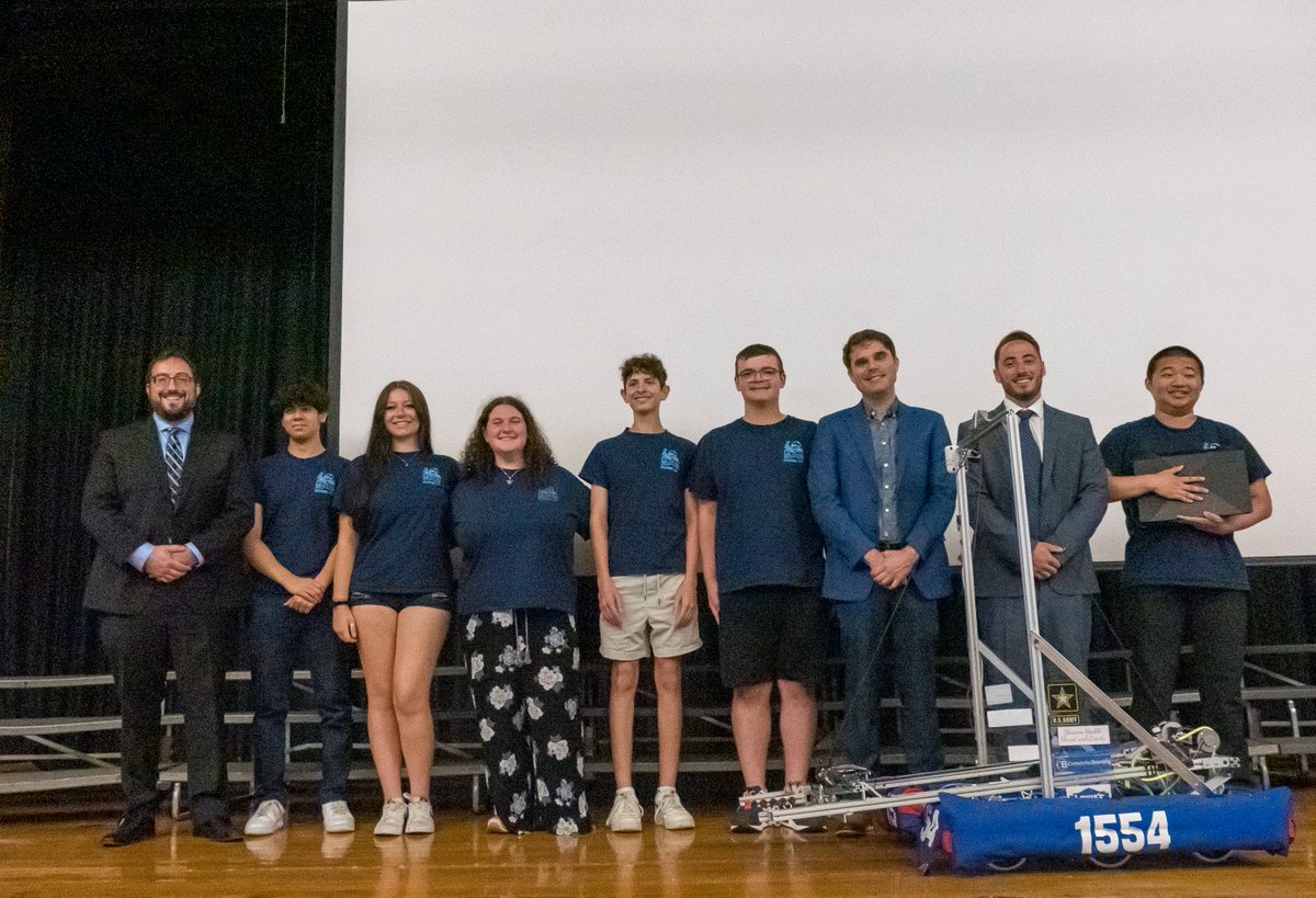 Last night's BOE mtg. celebrated students, teachers, and retirees. Shown here are winners on national language exams, <a href="/OMS_NY/">Oceanside MS</a> students signing the pledge,  retirees, and the Robotics Team <a href="/frcteam1554/">Oceanside Kraken</a> ... just a few of the many wonderful highlights of the evening.

#ThisIsOSD⚓️