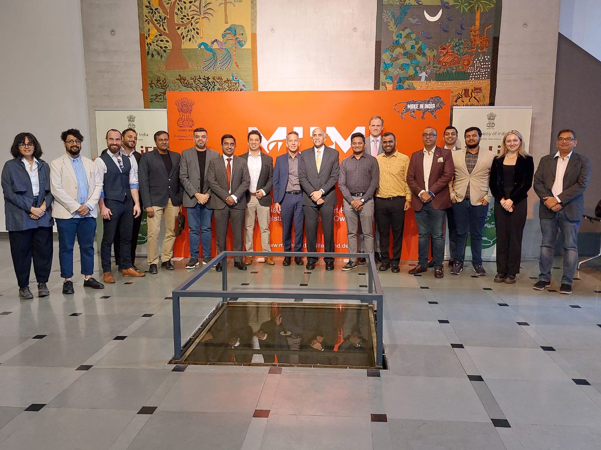 #AmbHarishParvathaneni met with members of an Indian startup delegation who took part in #AsiaBerlinSummit2023 and discussed the emerging opportunities for 🇮🇳 🇩🇪 startups to innovate togther in sectors of #digitalisation #fintech #AI #energytransition.