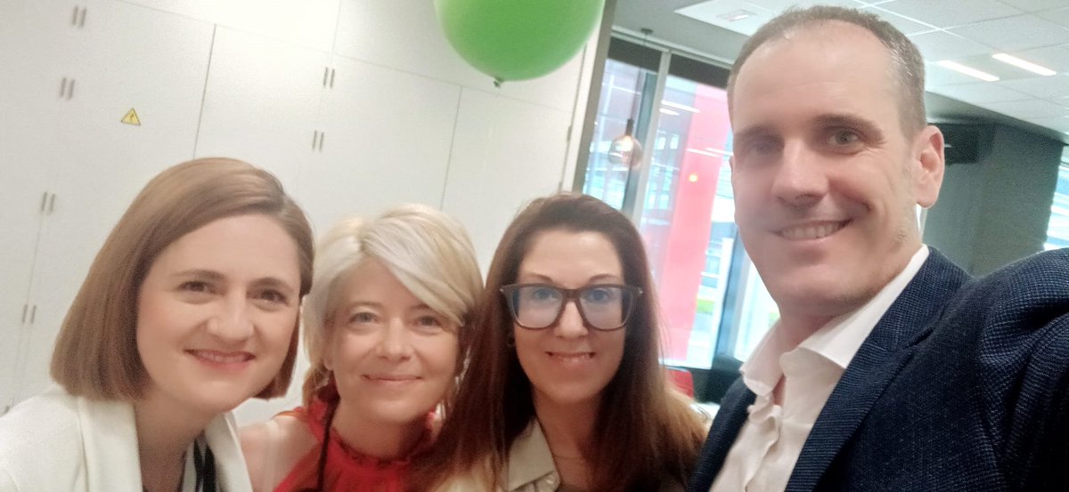 MariaComin1's tweet photo. Alguien  en #Digicraft ayer me dijo que si no te haces un selfie es que no has estado allí 😉
Así que al más puro estilo @cpoyatos, @LarociMoreno, Julio Albalad, Gloria Placer y una servidora, ejercimos de jurado en la final del #SuperReto de @FundVodafone https://t.co/UlVhzNvcVA https://t.co/c0pf0xGjGu