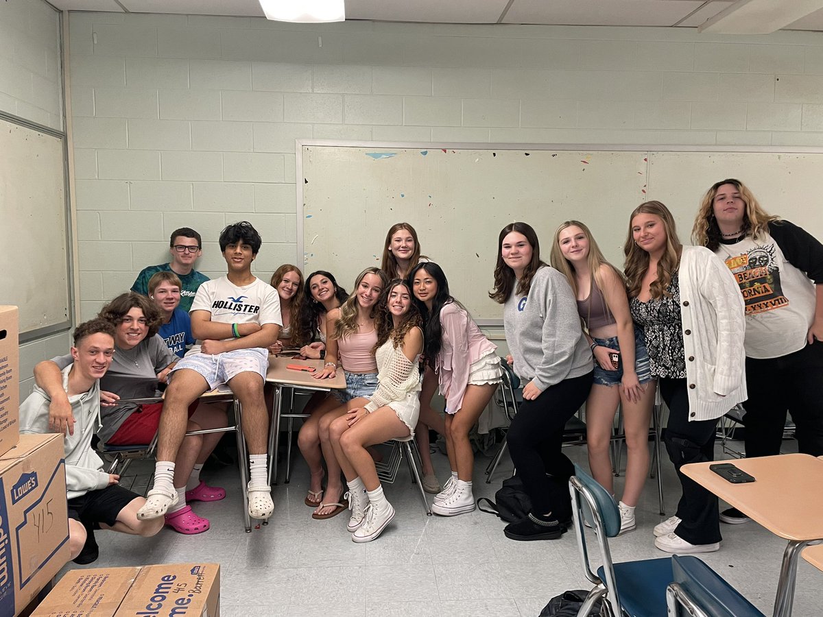 KelBarrett33's tweet photo. Say, “Summer!” ☮️ out, 9th grade! @Official_GRHS ❤️ you! https://t.co/O9DKszV0Bk