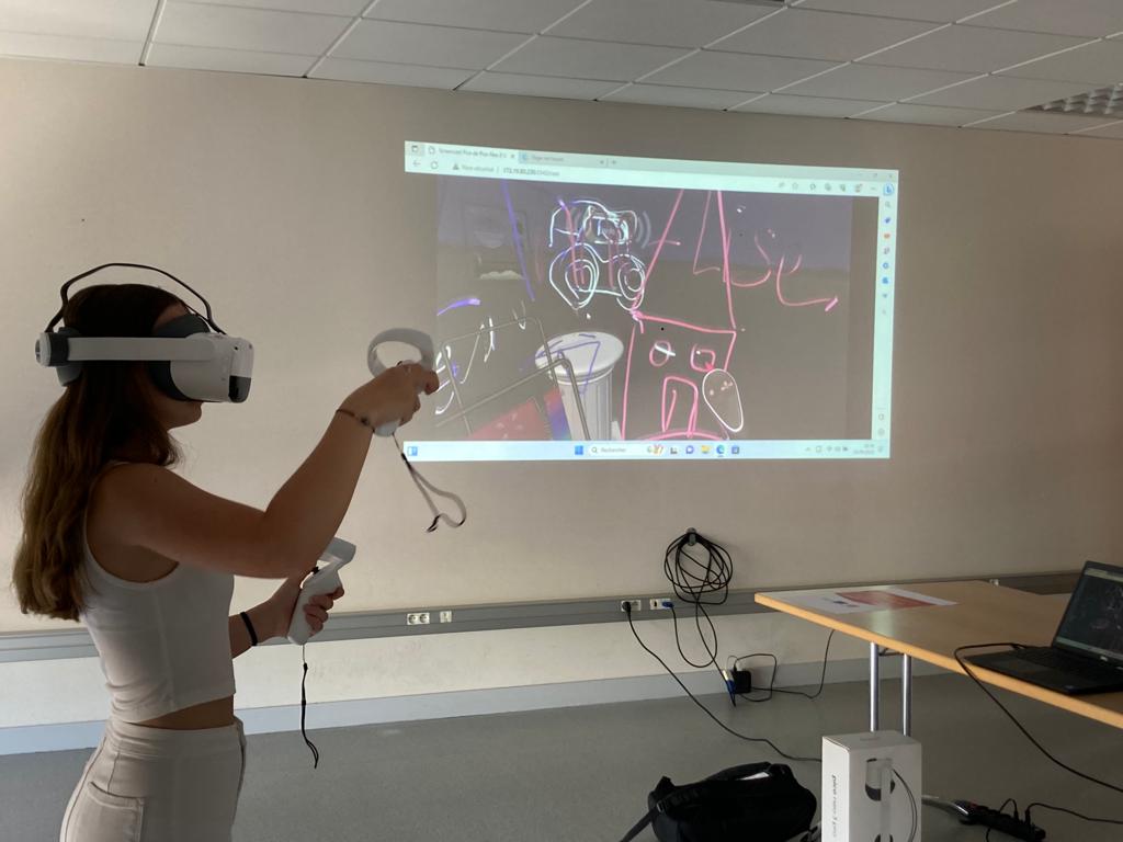 EureenNormandie's tweet photo. [#NUMÉRIQUE] La distribution des packs Class’Eure Numérique continue !🖥 Ce matin, ce sont les élèves du collège Victor-Hugo de Gisors qui ont découvert ce kit numérique ultra complet qui n'a pas tardé pas à être mis en oeuvre très concrètement en compagnie de Florence Gautier 🤩 https://t.co/YlbKbGo5Df