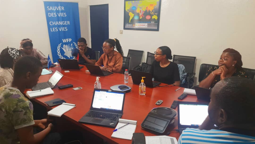 WFP_Cameroon's tweet photo. #Cameroon🇨🇲

Programs &amp; policies of @WFP help to reduce vulnerability &amp; poverty among people affected by #FoodSecurity shocks to improve their #Resilience💪

#WFP staff in #Adamawa recieve training on the concepts &amp; importance of #SocialProtection🎯

#ChangingLives
#thursdayvibes https://t.co/2gUr72rapJ