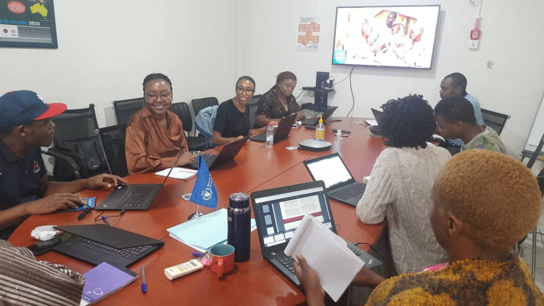 WFP_Cameroon's tweet photo. #Cameroon🇨🇲

Programs &amp; policies of @WFP help to reduce vulnerability &amp; poverty among people affected by #FoodSecurity shocks to improve their #Resilience💪

#WFP staff in #Adamawa recieve training on the concepts &amp; importance of #SocialProtection🎯

#ChangingLives
#thursdayvibes https://t.co/2gUr72rapJ