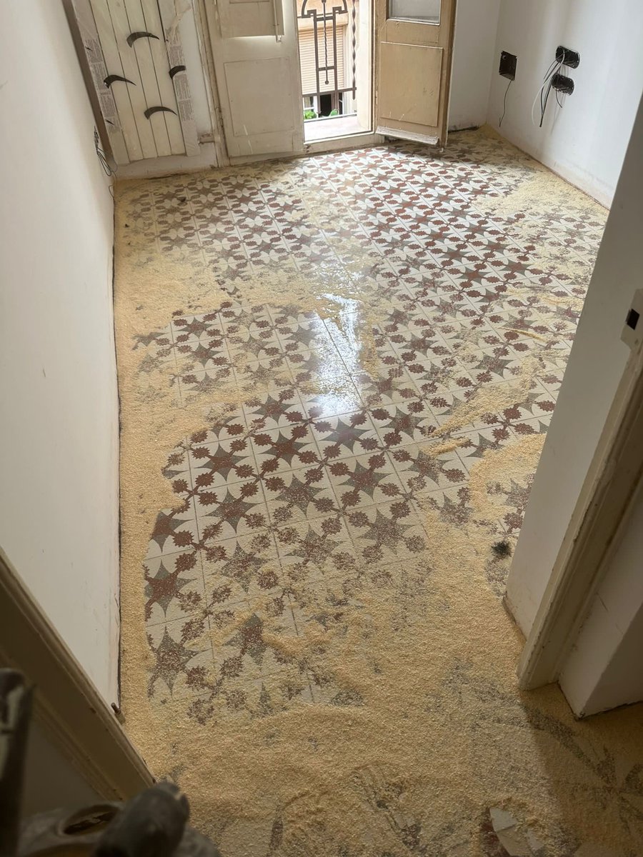 SilMorante's tweet photo. Completamente ♥️ del resultado de restauración y pulido de la baldosa hidráulica original del 34 de mi nuevo 🏠 #modernismo #Lleida #carrerdelnord https://t.co/iQkVXIVpHy