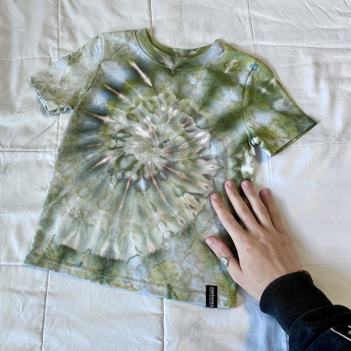 juletones_'s tweet photo. Made some cute little baby ice-dye and reverse-dye t-shirts for a friend. ♡ https://t.co/twQuMM8mHX
