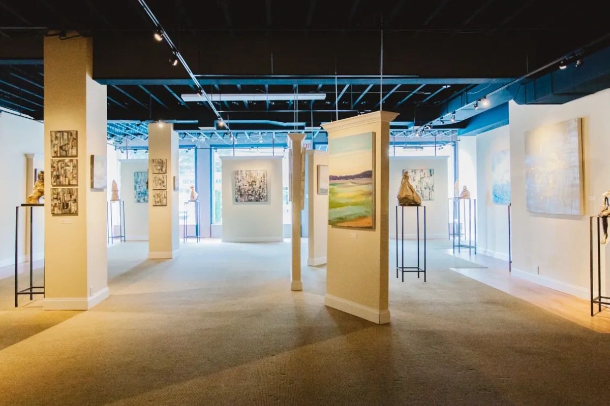 rye_art_gallery's tweet photo. Rye Art Gallery &amp; Framing is home to some of the most charming neighborhoods in NY. Visit our gallery to see art that captures the beauty of our community. #RyeNY #LocalArtists #NeighborhoodPride https://t.co/DS6C2RBghB