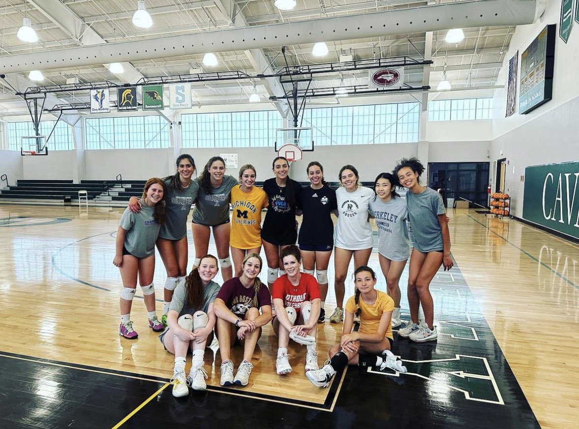 DurhamAcademyAl's tweet photo. Cavs Volleyball is back on campus, with a few alumni! Gabby Marchese ‘22, Izzy Steinburg ‘22, Alexis Gelber ‘23, Olivia Kohn ‘23 and Hannah Kohn ‘23 stopped by for the first open gym of the summer. These alums still have a lot of love for the team💚 #DAAlumni #DurhamAcademy https://t.co/aYYERYZECH