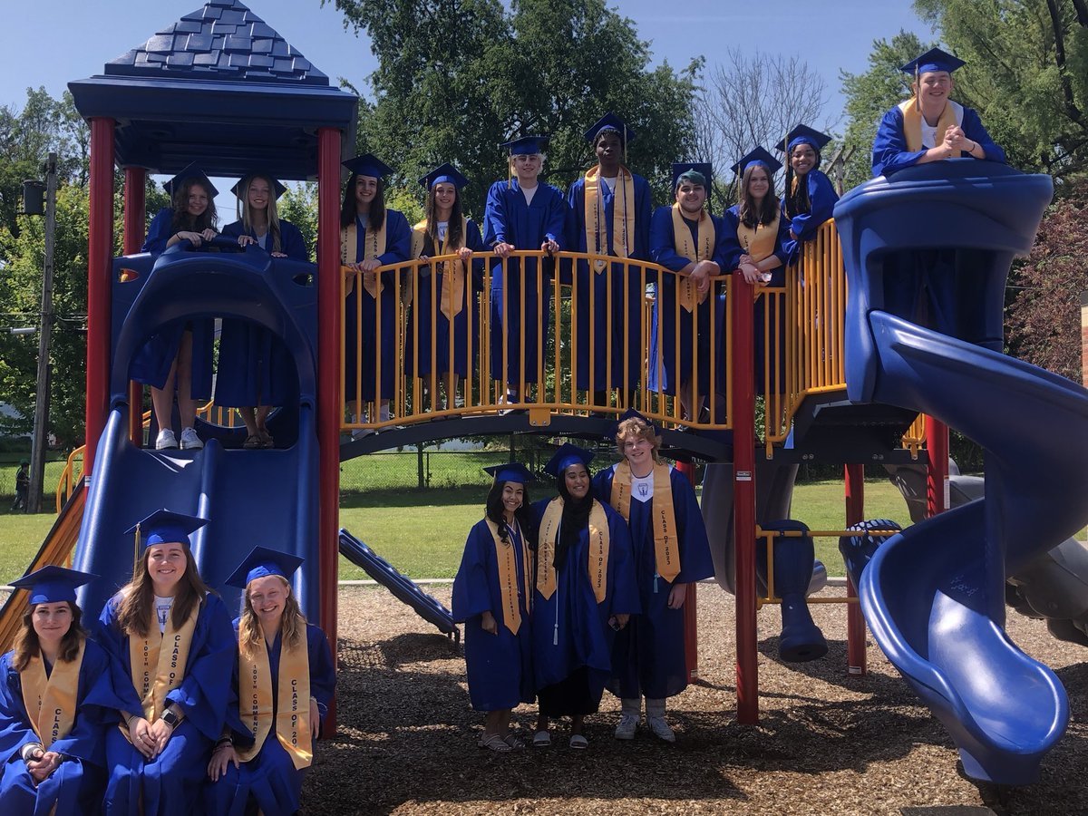 🎓IHS seniors striking that playground pose at Brookview! 

⁦<a href="/Spitzy19/">Alicia Spitz</a>⁩ 
⁦<a href="/MrsCLipani/">Cheryl Lipani</a>⁩