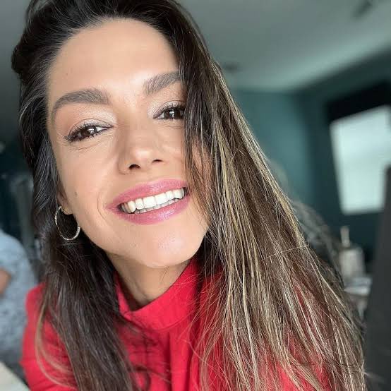 choquei's tweet photo. 🚨FAMOSOS: Em 2019, Thaís Fersoza, esposa de Michel Teló, recebeu R$ 92 mil do governo Bolsonaro para postar 7 stories no Instagram. 

A assessoria da atriz se pronunciou: “A campanha não teve nenhuma relação com partido político ou com qualquer governante. Foi uma ação do governo federal para o Dia Internacional da Não Violência contra a Mulher.”