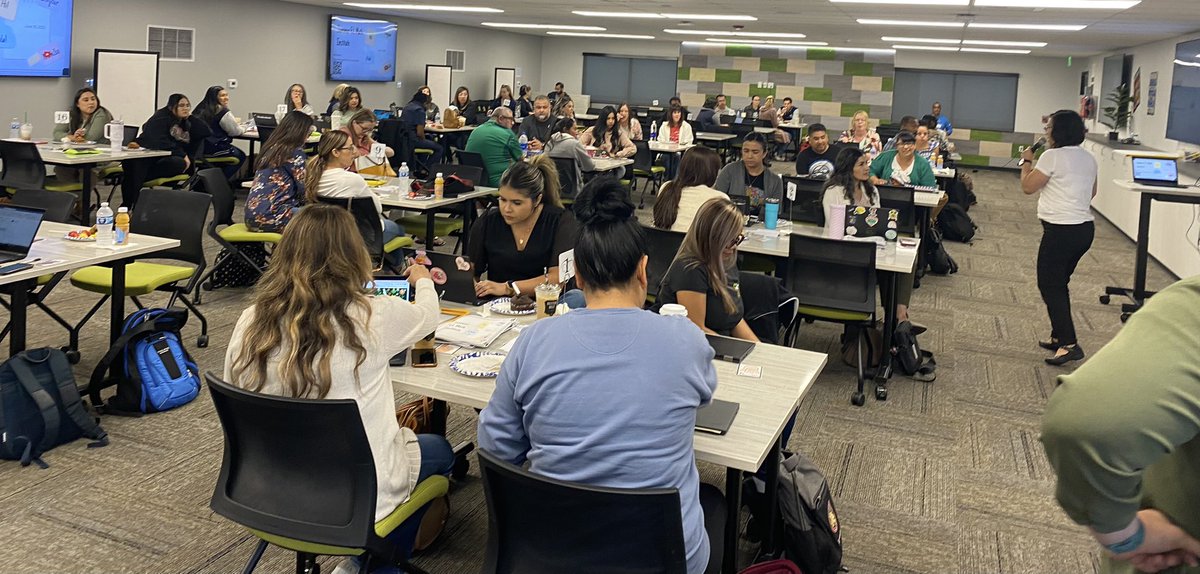 Our amazing Math TOSAs leading our district Dual Language Immersion / EL in math workshop! @VVUSDMath @VVUSD_DEI @VVUSD_EL @VVUSD_Family Another packed house!
